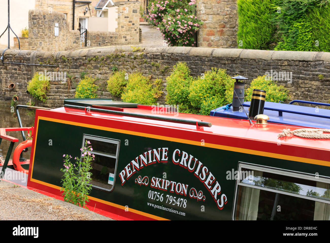 Narrowboats ormeggiato per Wharf a Leeds e Liverpool Bacino del canale Skipton in Craven North Yorkshire, Inghilterra Foto Stock