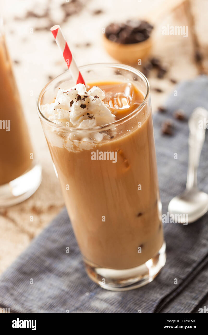 Voglia di caffè ghiacciato con la crema in un bicchiere Foto Stock