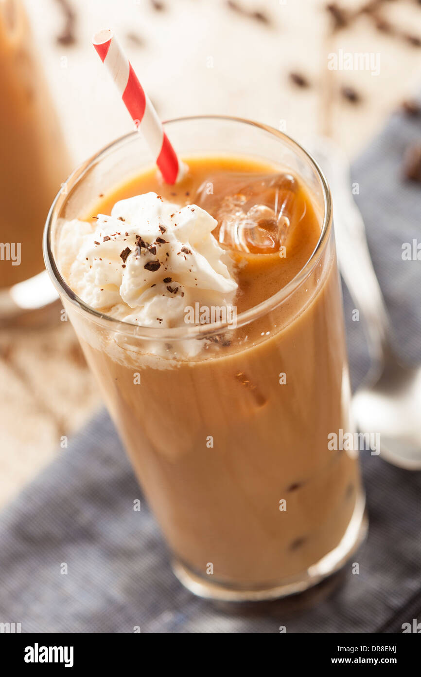 Voglia di caffè ghiacciato con la crema in un bicchiere Foto Stock