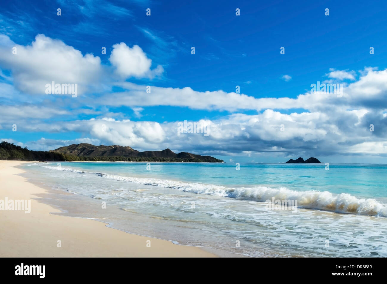 Bella Waimanalo soffietto e la spiaggia con le montagne Koolau e isole Mokulua nella distanza Foto Stock