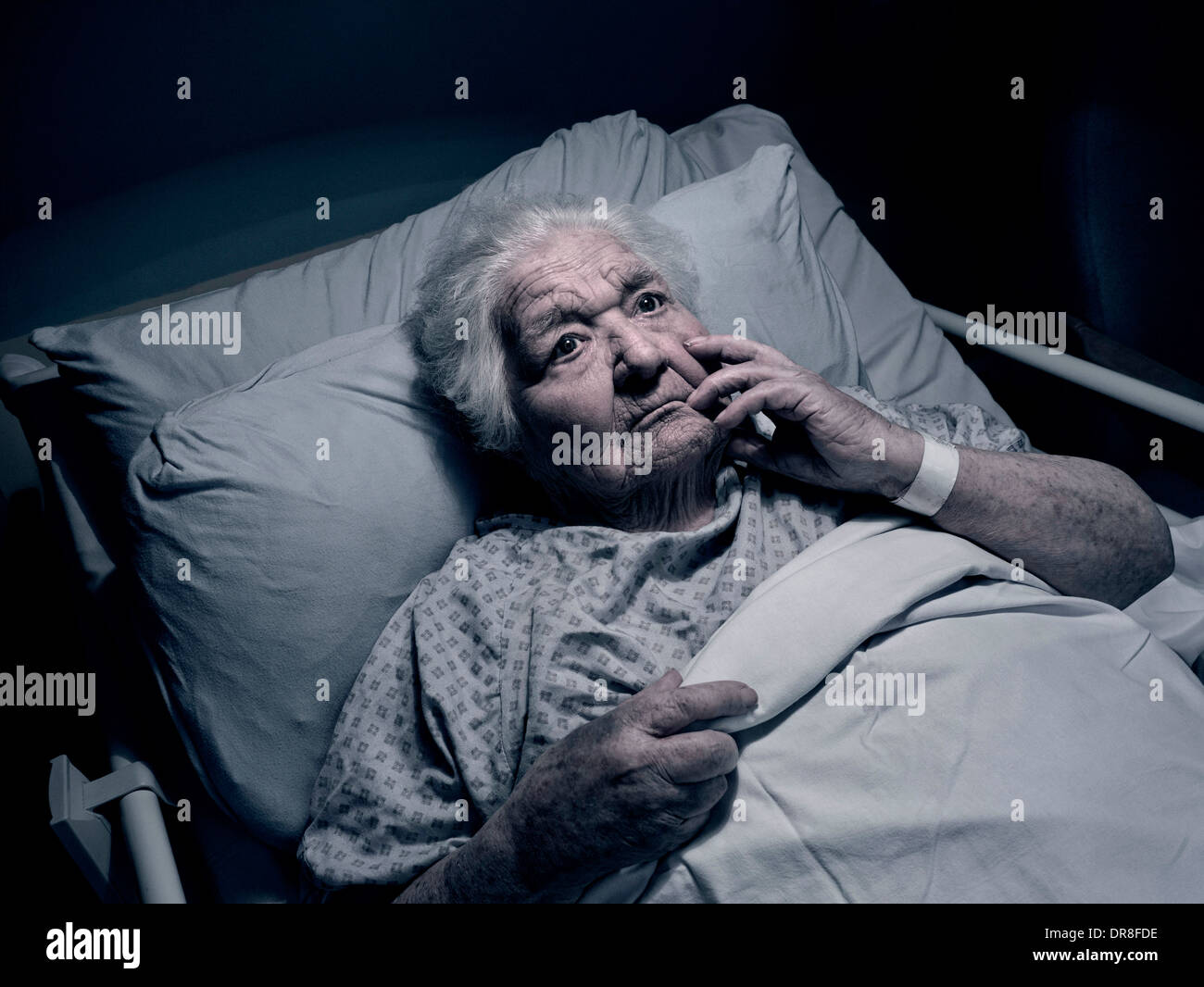Anziani Lady Alzheimer Hospital Care Home letto notte ansia vulnerabile demenza anziana anziana anziana signora 100 anni nel letto di assistenza ospedaliera di notte Foto Stock