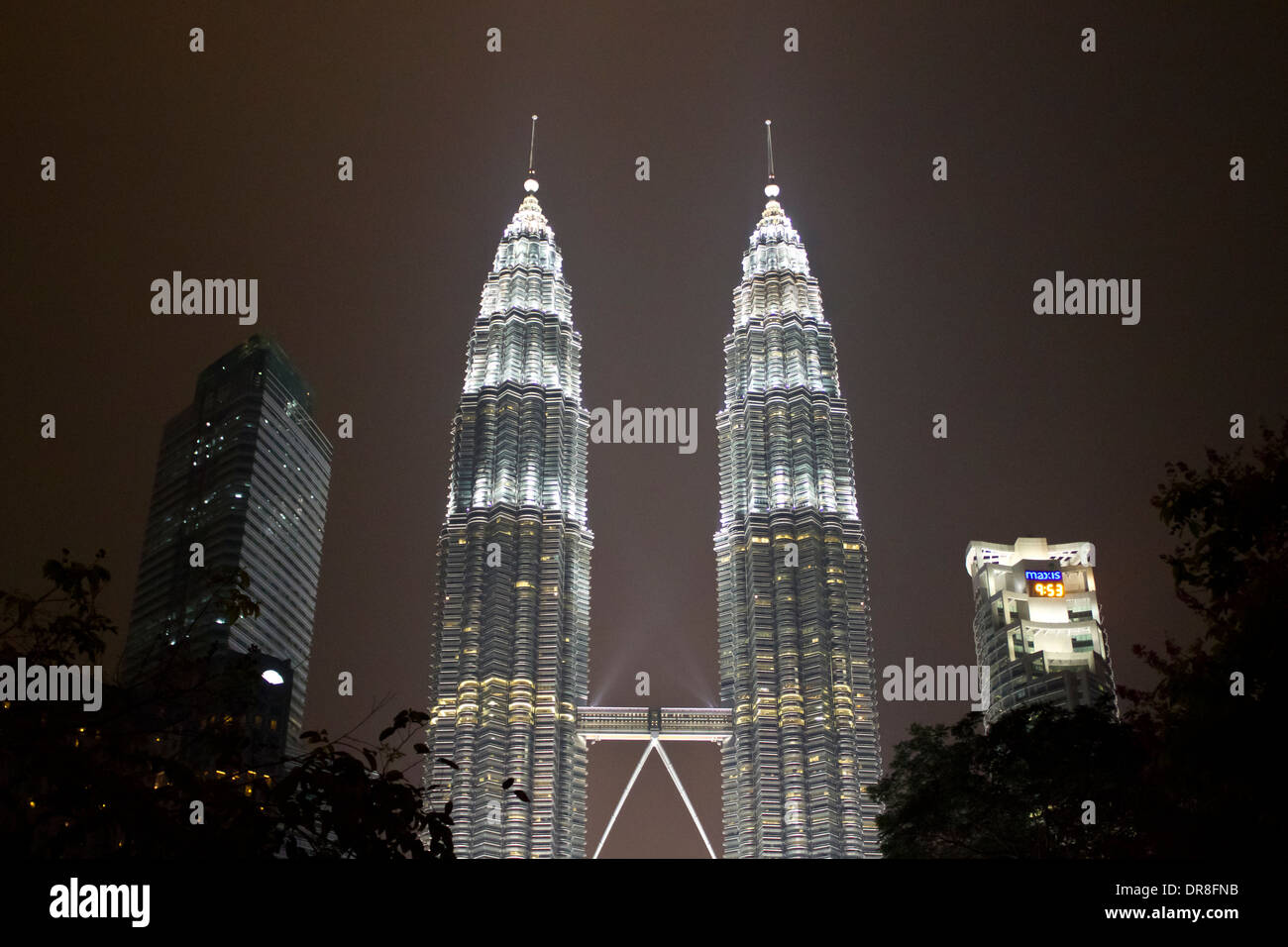 Illuminata Petronas Twin Towers di notte Foto Stock