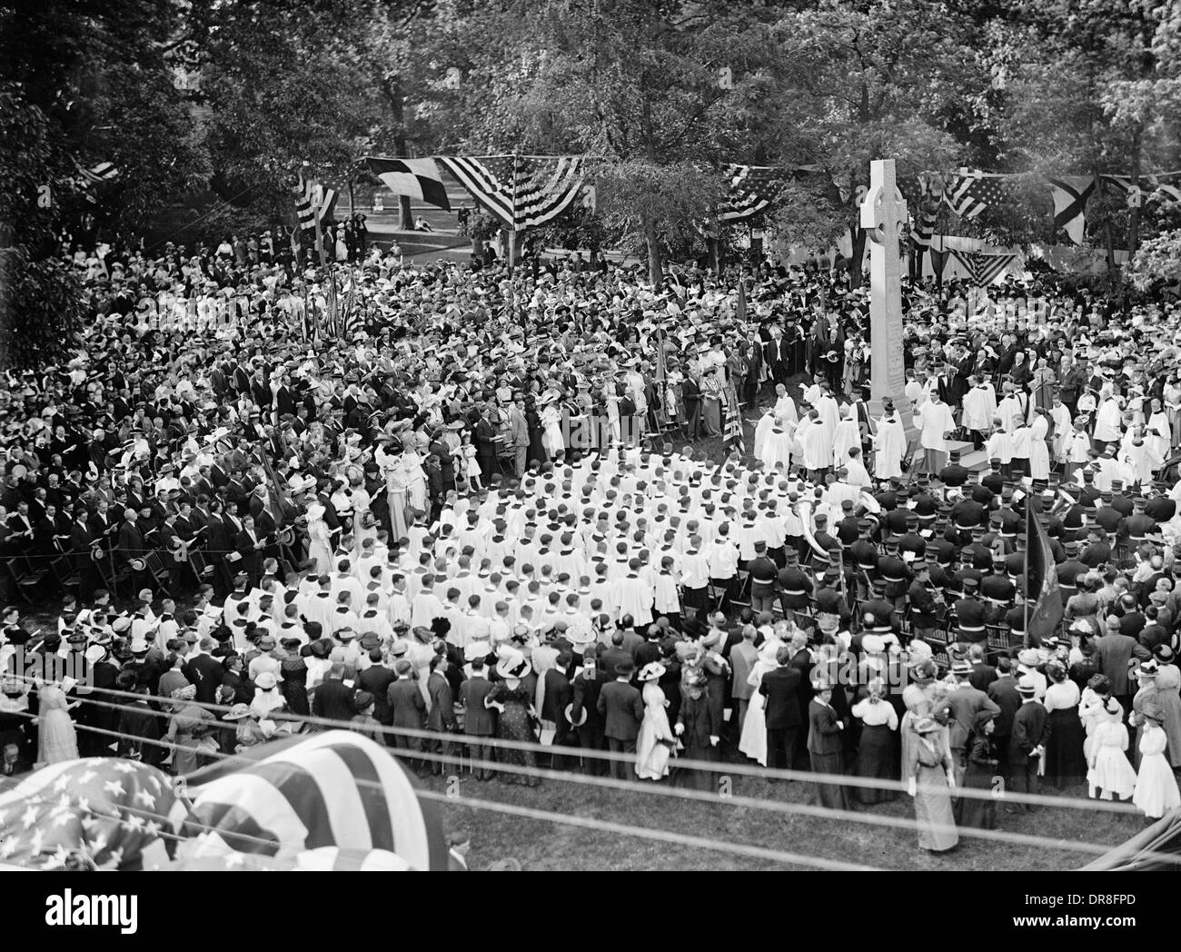 La CATTEDRALE DEI SANTI. Pietro e Paolo. La Cattedrale Nazionale di Washington. Per la chiesa parrocchiale. ST. ALBAN. Lo spagnolo War Memorial Services presso la Croce della Pace, 1913 Foto Stock