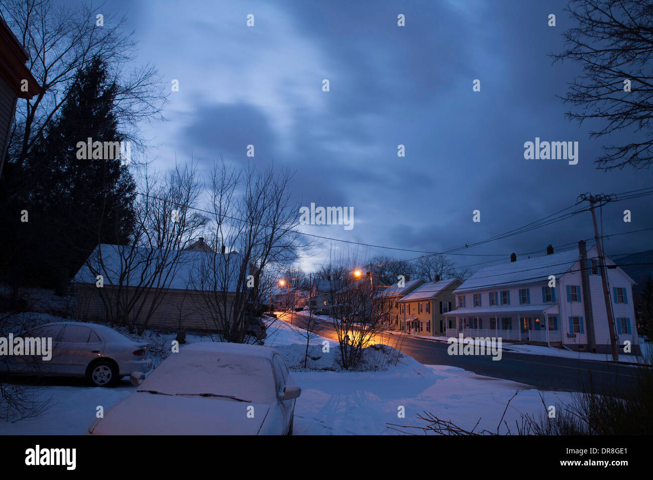 Nevoso inverno sera nel New England town. Foto Stock