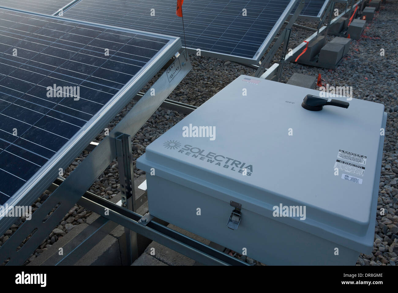 Casella di controllo e pannelli solari vicino al completamento installazione in Adams, Massachusetts. Foto Stock