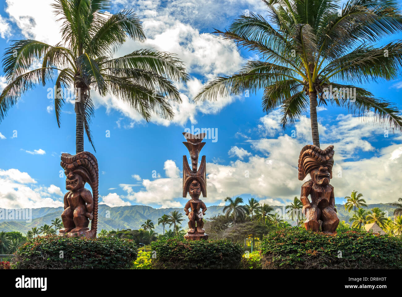 Tre di legno Tiki polinesiano incisioni su Oahu, Hawaii Foto Stock