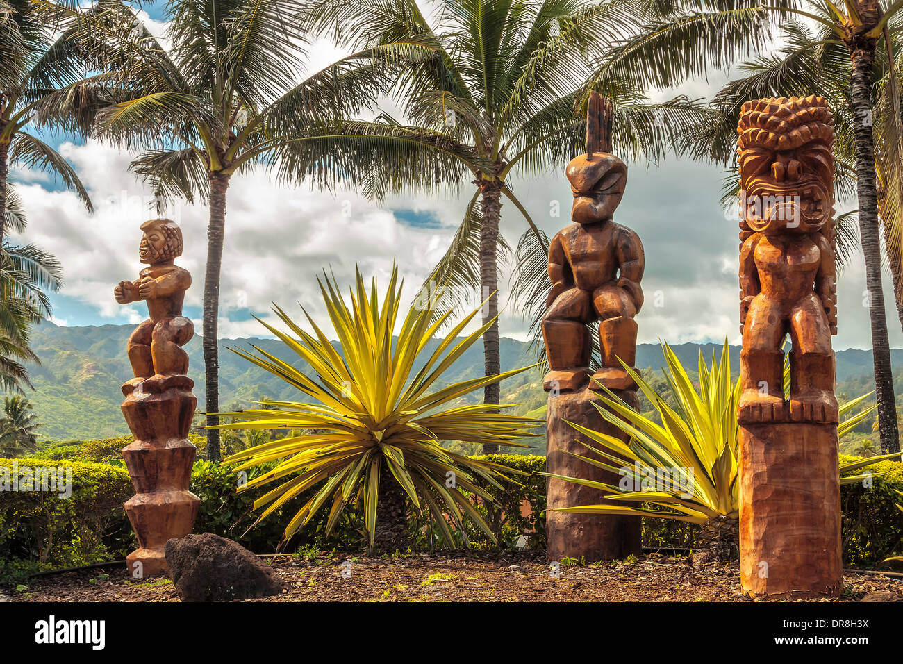 Tre di legno Tiki polinesiano incisioni su Oahu, Hawaii Foto Stock