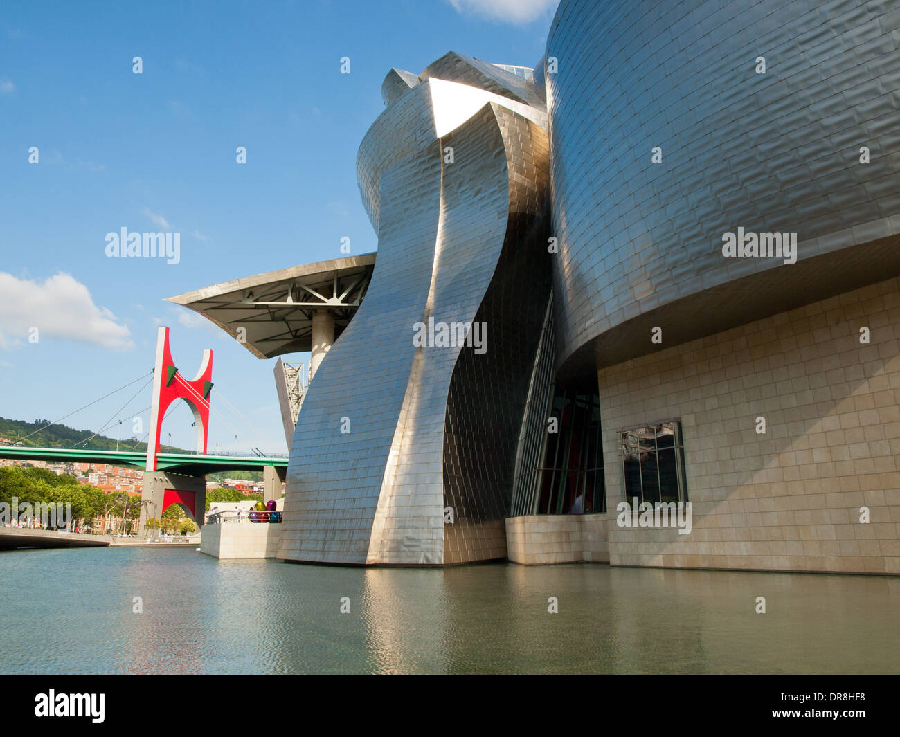 Una vista del La Salve (ponte Puente de la Salve) come si vede dal Museo Guggenheim Bilbao in Bilbao, Spagna. Foto Stock