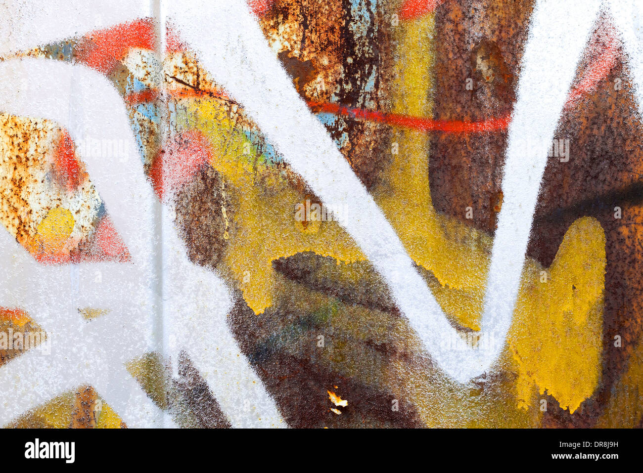 Abstract coloratissimo graffito frammento su arrugginita parete metallica Foto Stock