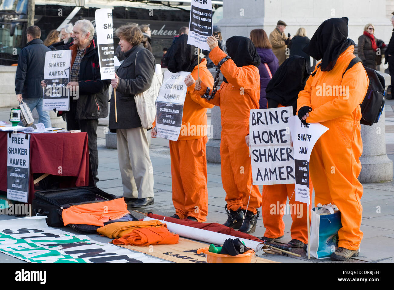 I manifestanti in tute arancioni segnando il dodicesimo anniversario dell'apertura del extralegal campo di prigionia di Guantanamo Bay Foto Stock