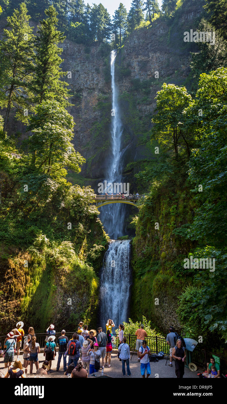 La Columbia River Gorge, OREGON, Stati Uniti d'America - i turisti sul ponte a cascate Multnomah. Foto Stock