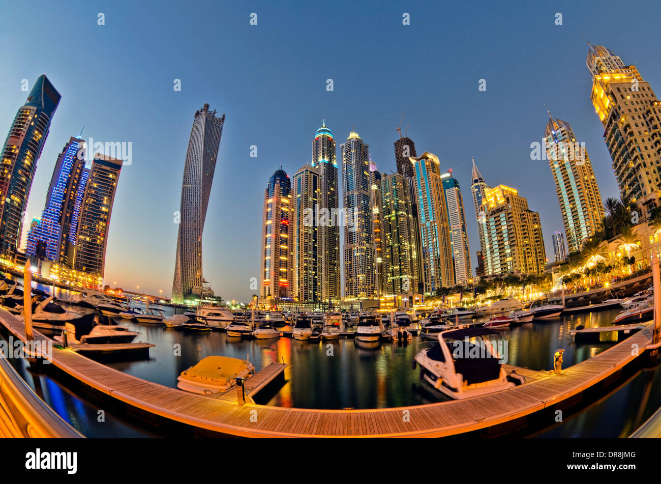 Vista di fish eye tra Marina di Dubai skyline Foto Stock