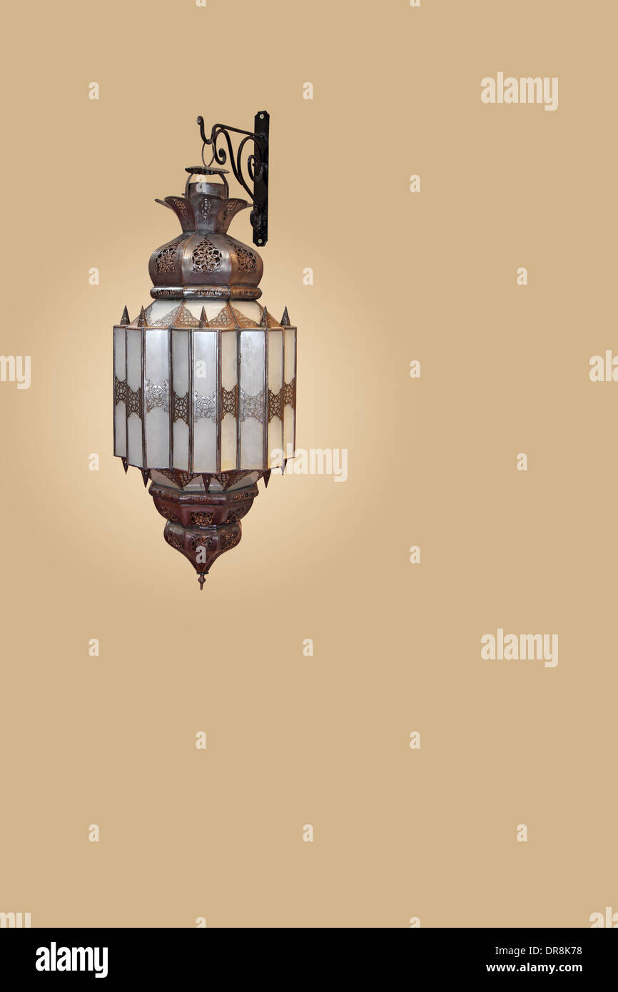 Tradizionale arabo marocchino lampada a parete, fatto a mano in lamiera di rame Foto Stock