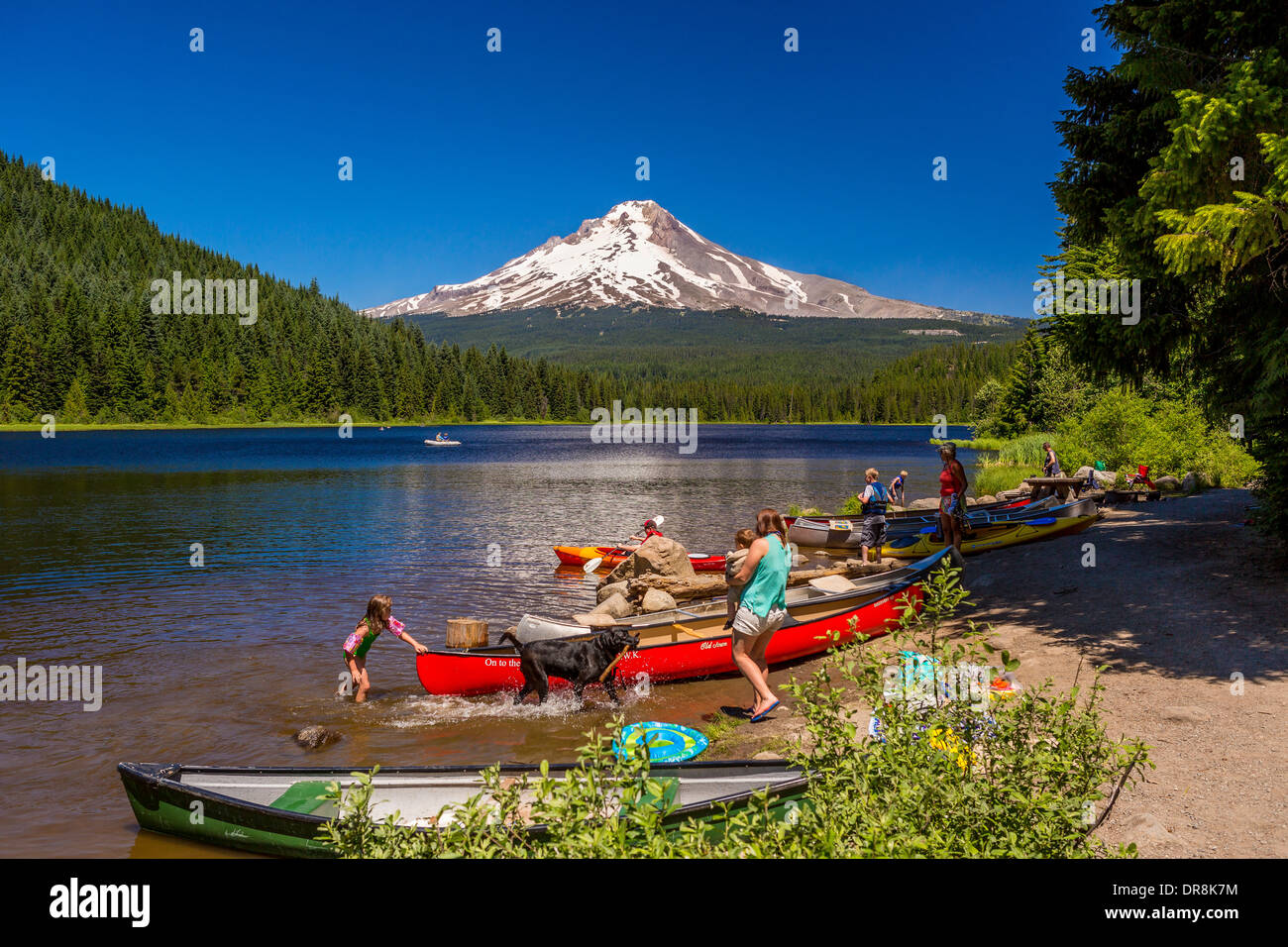 Governo CAMP,Oregon, Stati Uniti d'America - Persone, canoe e kayak a Trillium lago e monte Cofano. Foto Stock