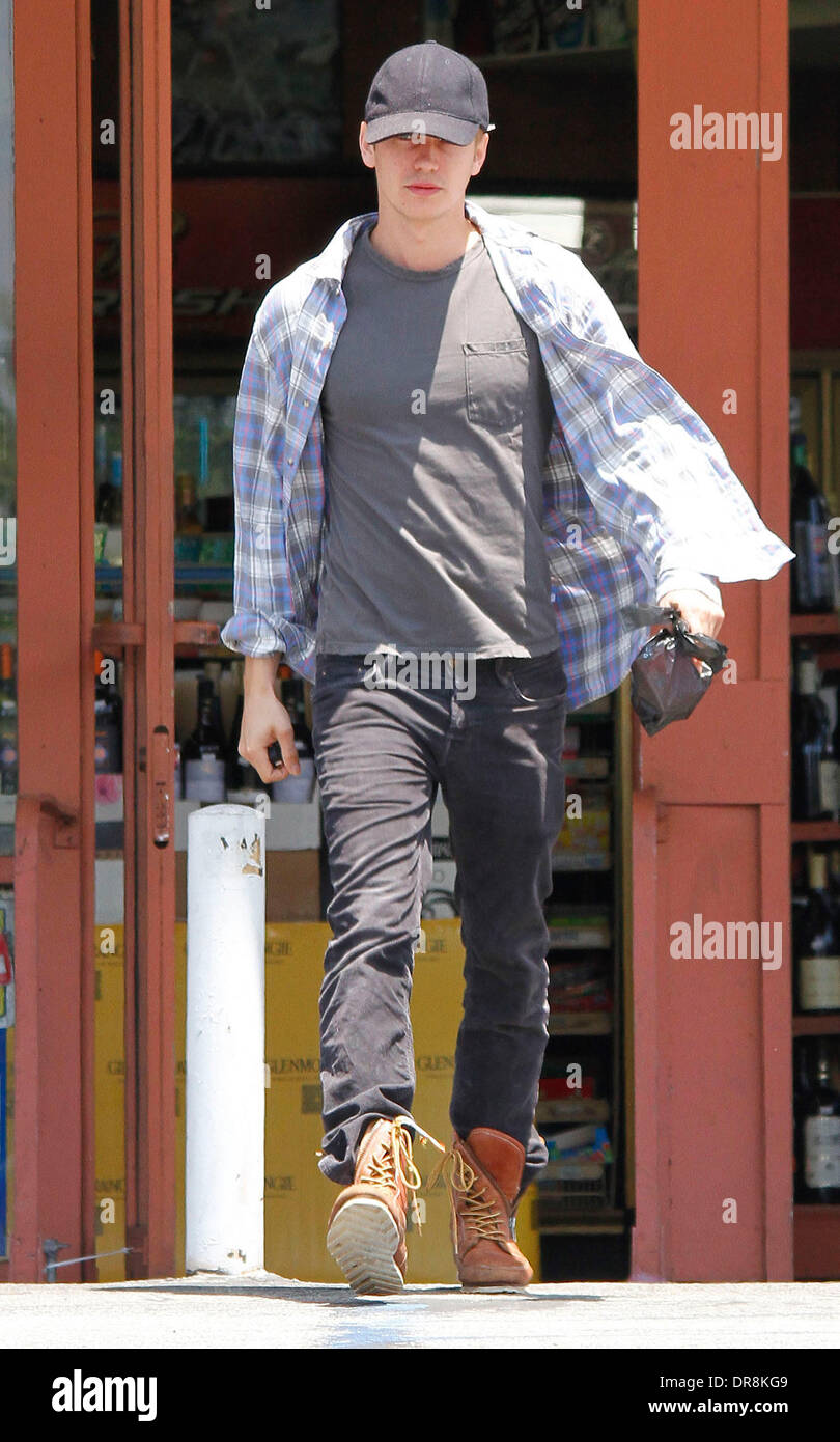 Hayden Christensen indossando un cappello da baseball e verificata la  maglietta, negozi presso il locale negozio di liquori per le sigarette di  Los Angeles, California - 19.06.12 Foto stock - Alamy