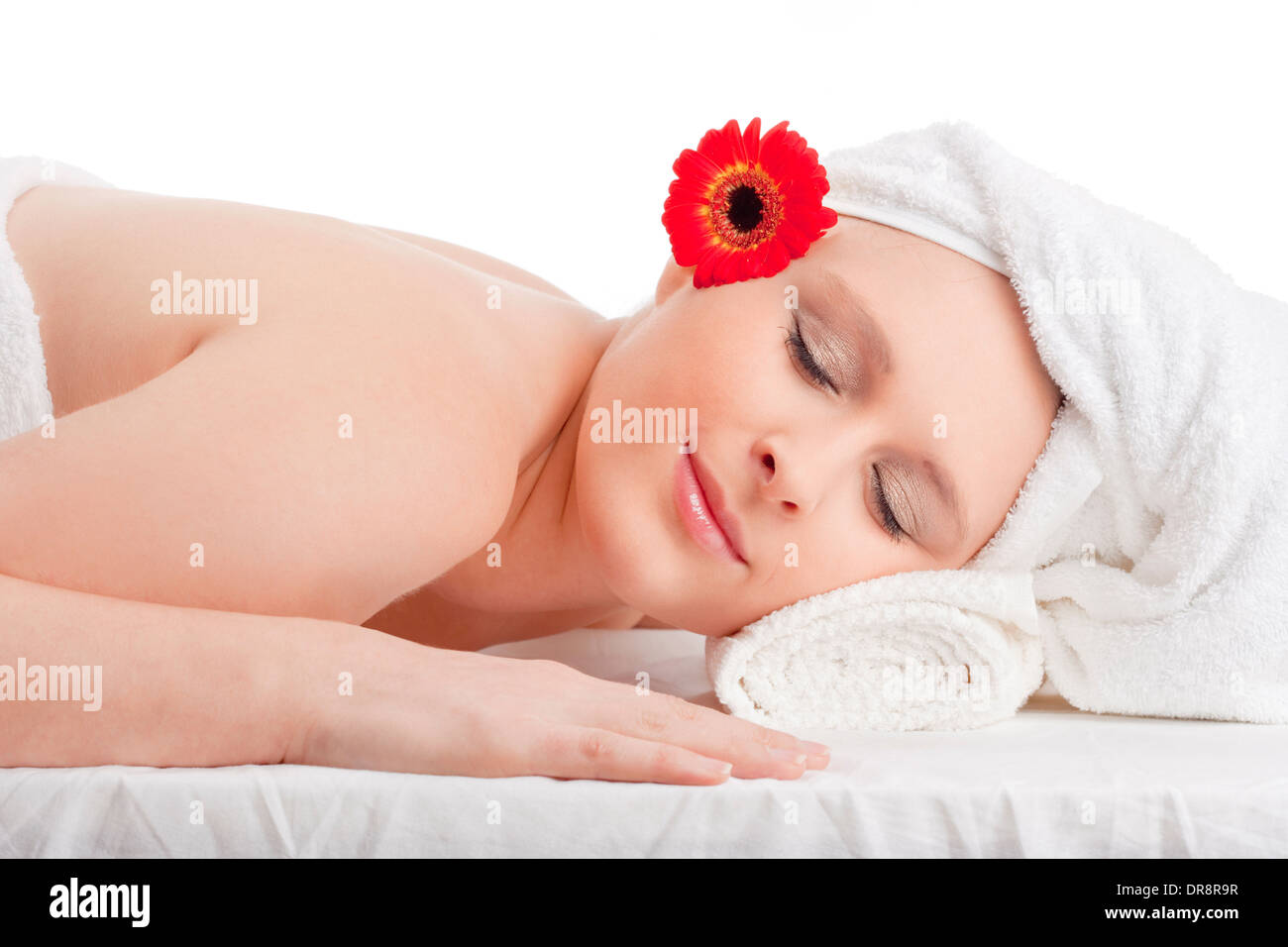 Giovane donna in spa rilassante con gli occhi chiusi Foto Stock