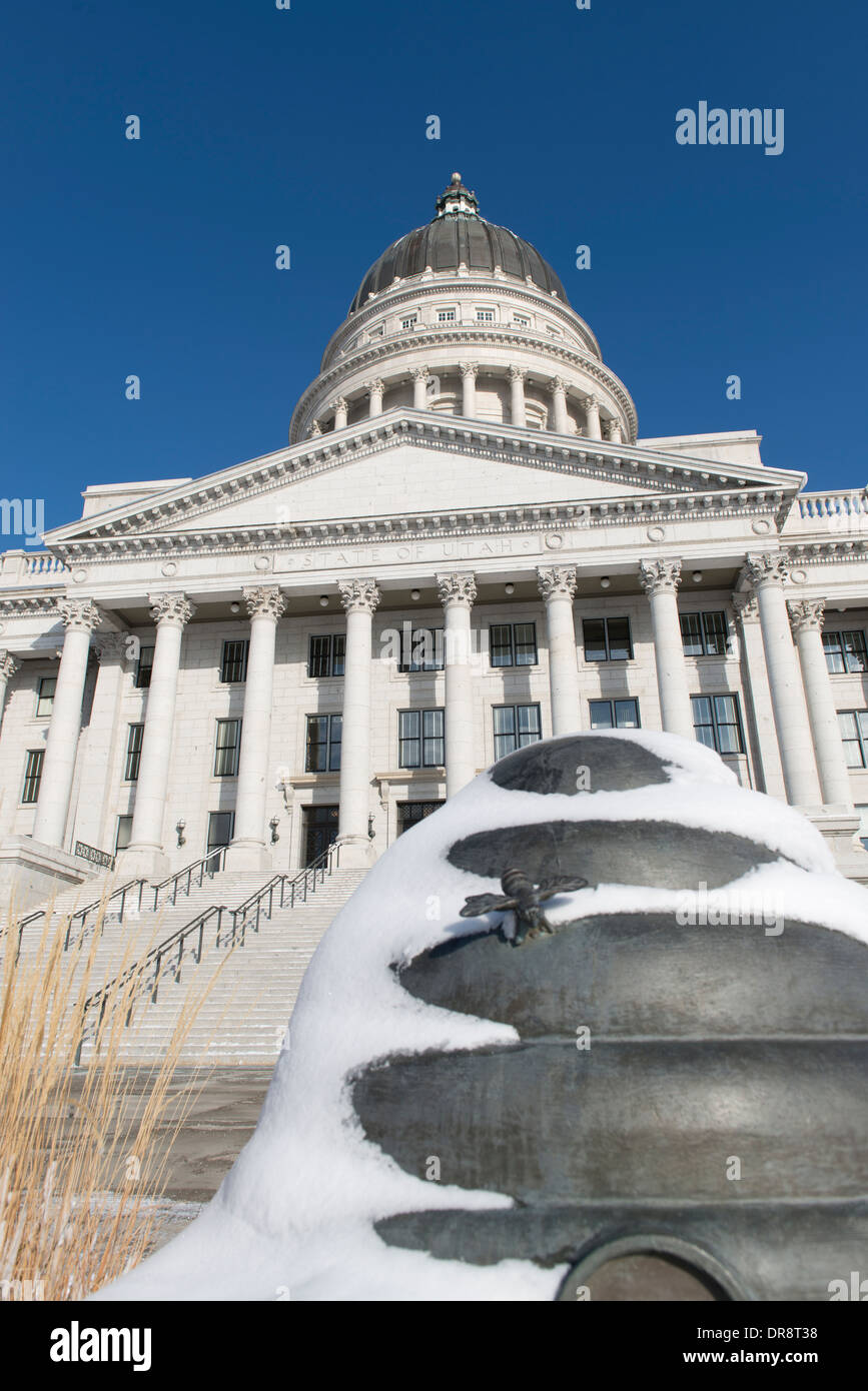 La Utah State Capitol Building dopo la neve con arnia in primo piano - lo stato ha il simbolo che rappresenta l'industria. Foto Stock