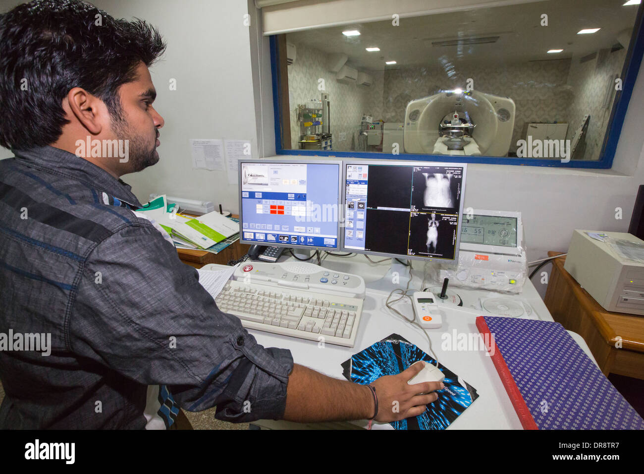 Un medico cura un paziente con il cancro del cancro specialista ospedale al Muni Seva Ashram in Goraj, nei pressi di Vadodara, India Foto Stock