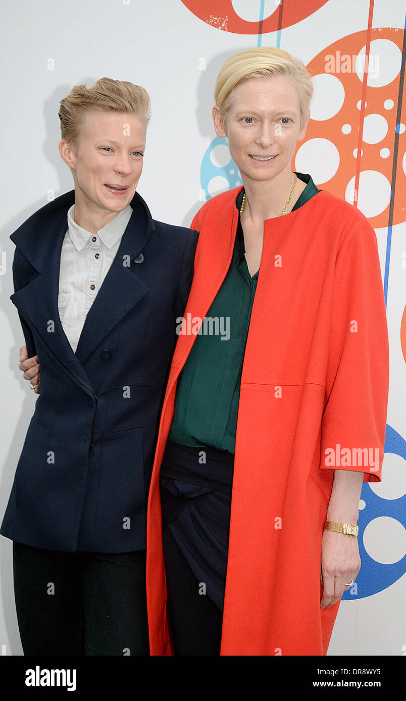 Tilda Swinton e Maja Borg in un photocall durante l'Edinburgh International Film Festival di Edimburgo, Scozia - 22.06.12 Foto Stock
