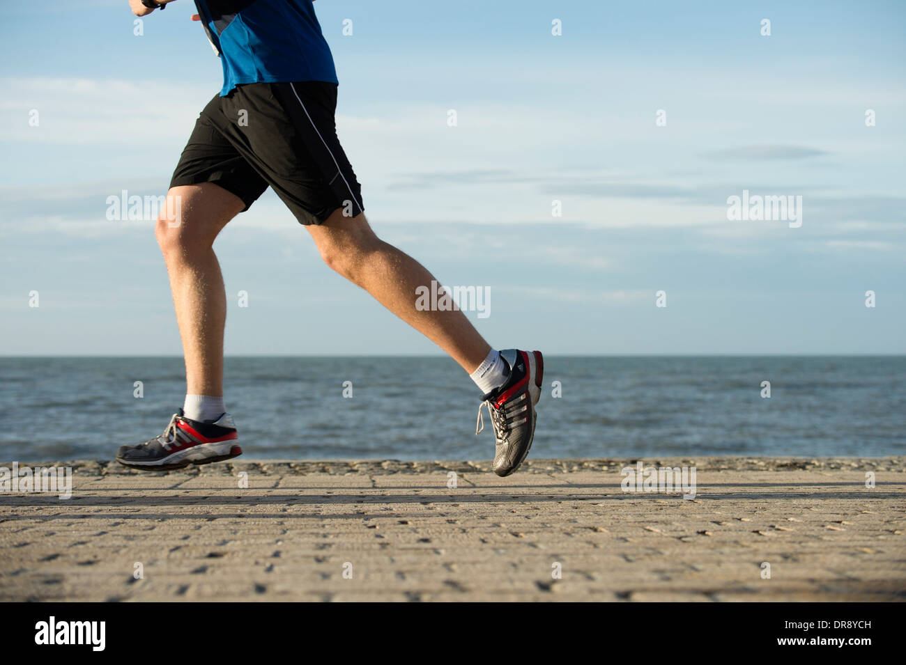 Le gambe di un uomo che corre il jogging a competere in Aberystwyth 10k gara, Dicembre 2013 Foto Stock