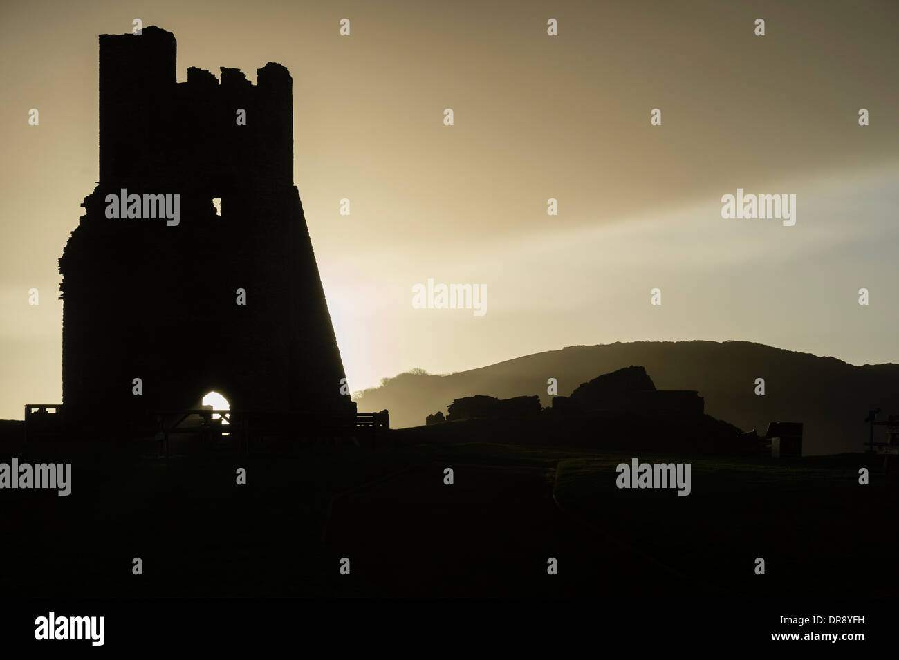 Le rovine di una torre solitaria di Aberystwyth Castle in silhouette all'alba, Wales UK Foto Stock