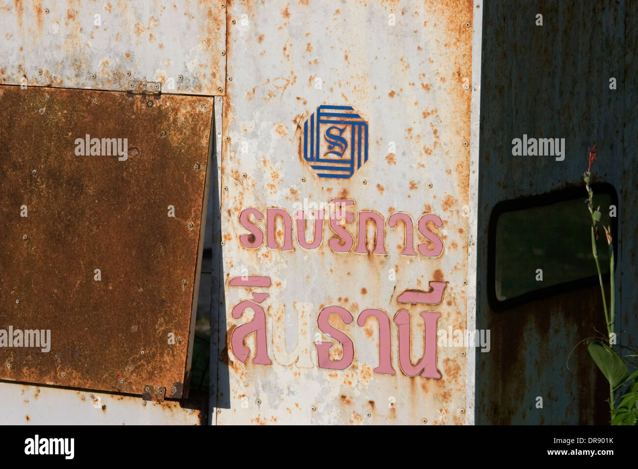 La scrittura su una parete segna la posizione di un crematorio in un tempio buddista in Chiang Rai, Thailandia. Foto Stock