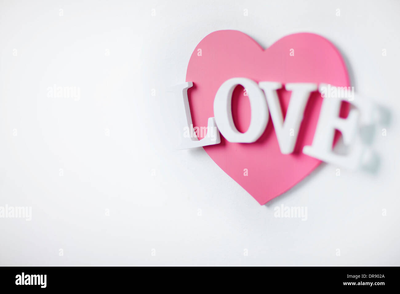 Una parola di amore sul cuore rosa forma Foto Stock