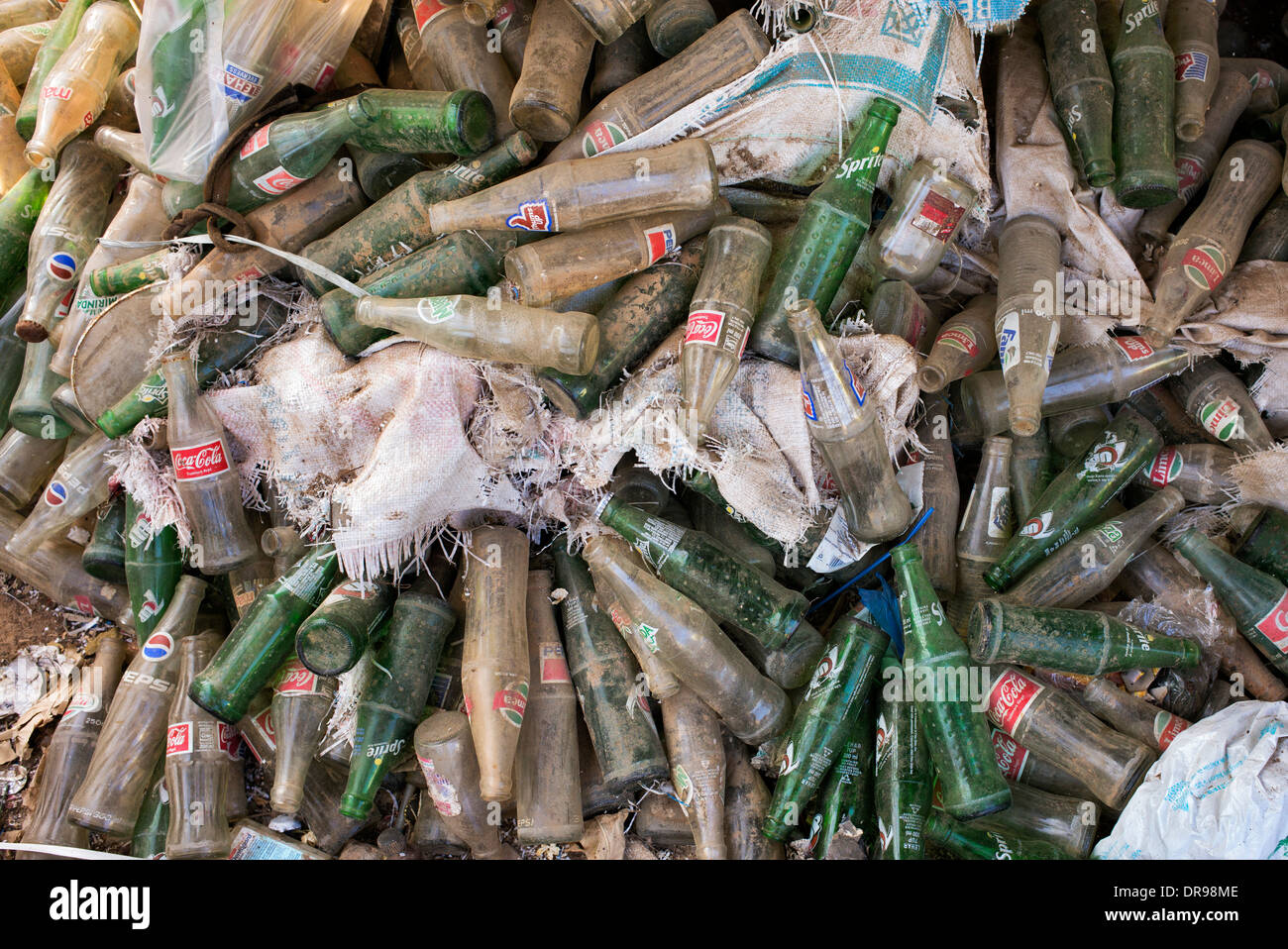 Bicchiere vuoto di bere bottiglie oggetto di pratiche di dumping per il riciclaggio in India Foto Stock