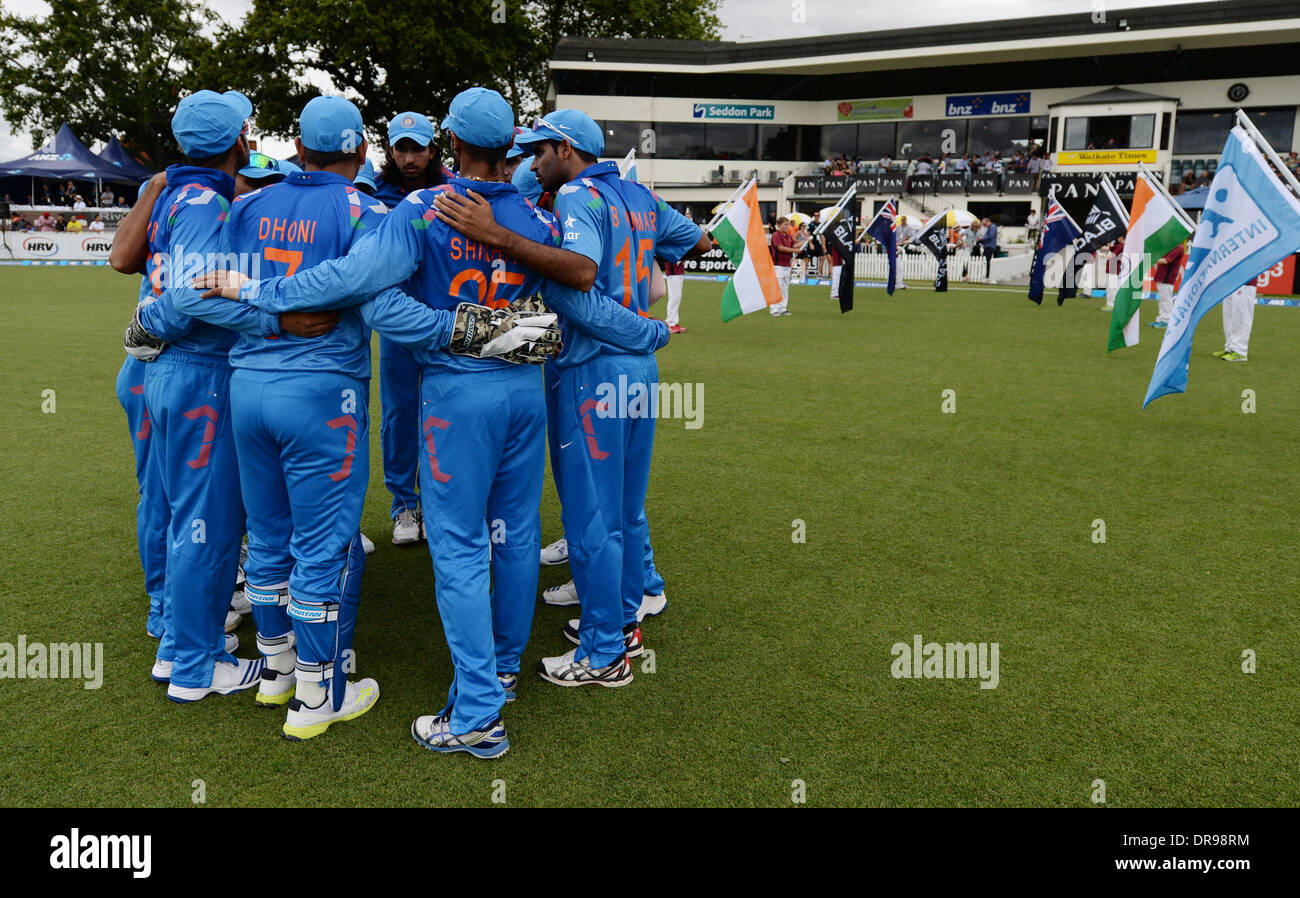 Hamilton, la Nuova Zelanda. Il 22 gennaio, 2014. Il team indiano huddle durante il match 2 della ANZ una giornata internazionale della serie di Cricket. Nuova Zelanda i cappucci neri v India a Seddon Park. Credito: Azione Sport Plus/Alamy Live News Foto Stock