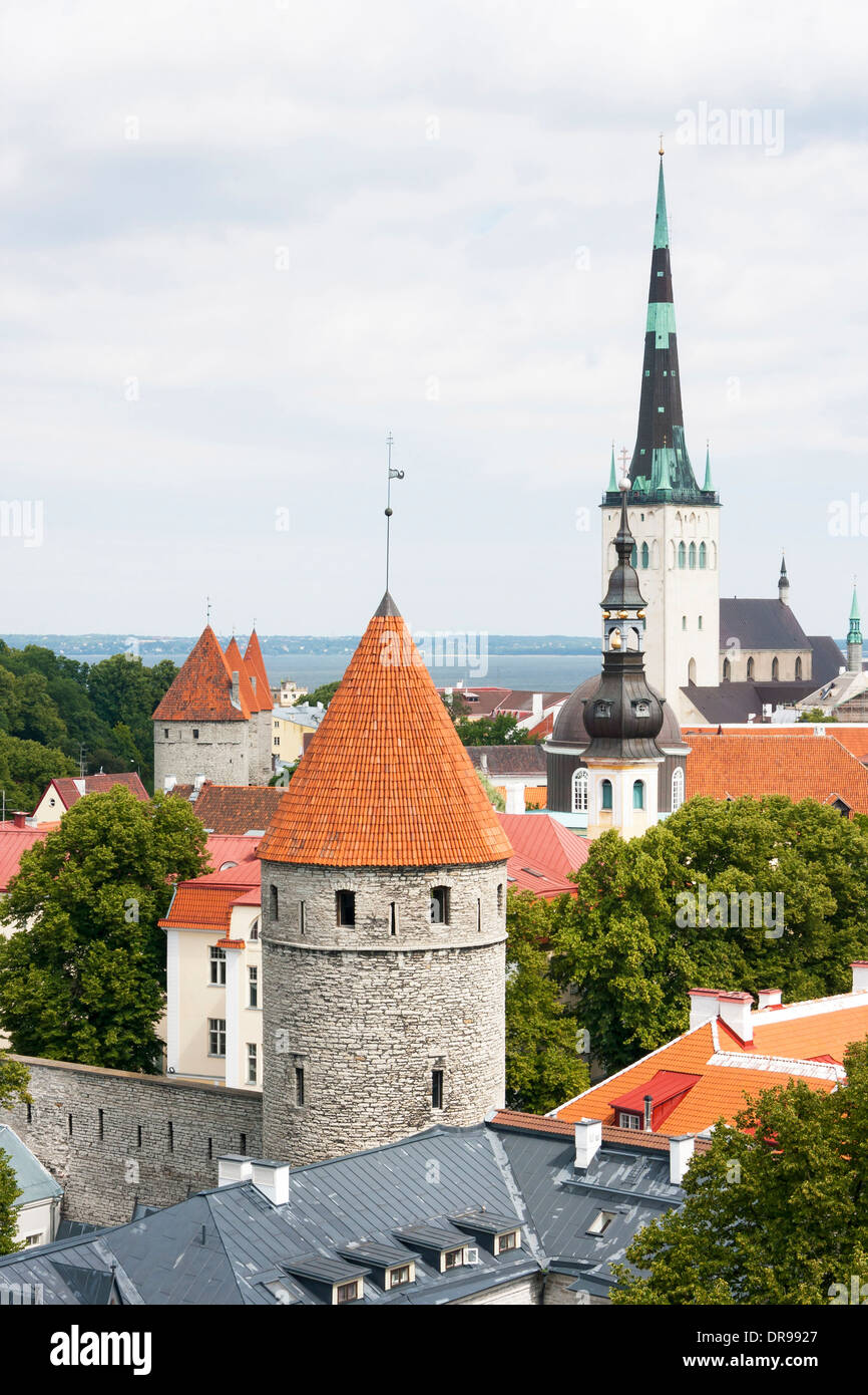 Le torri della Città Vecchia di Tallinn, Estonia in estate Foto Stock