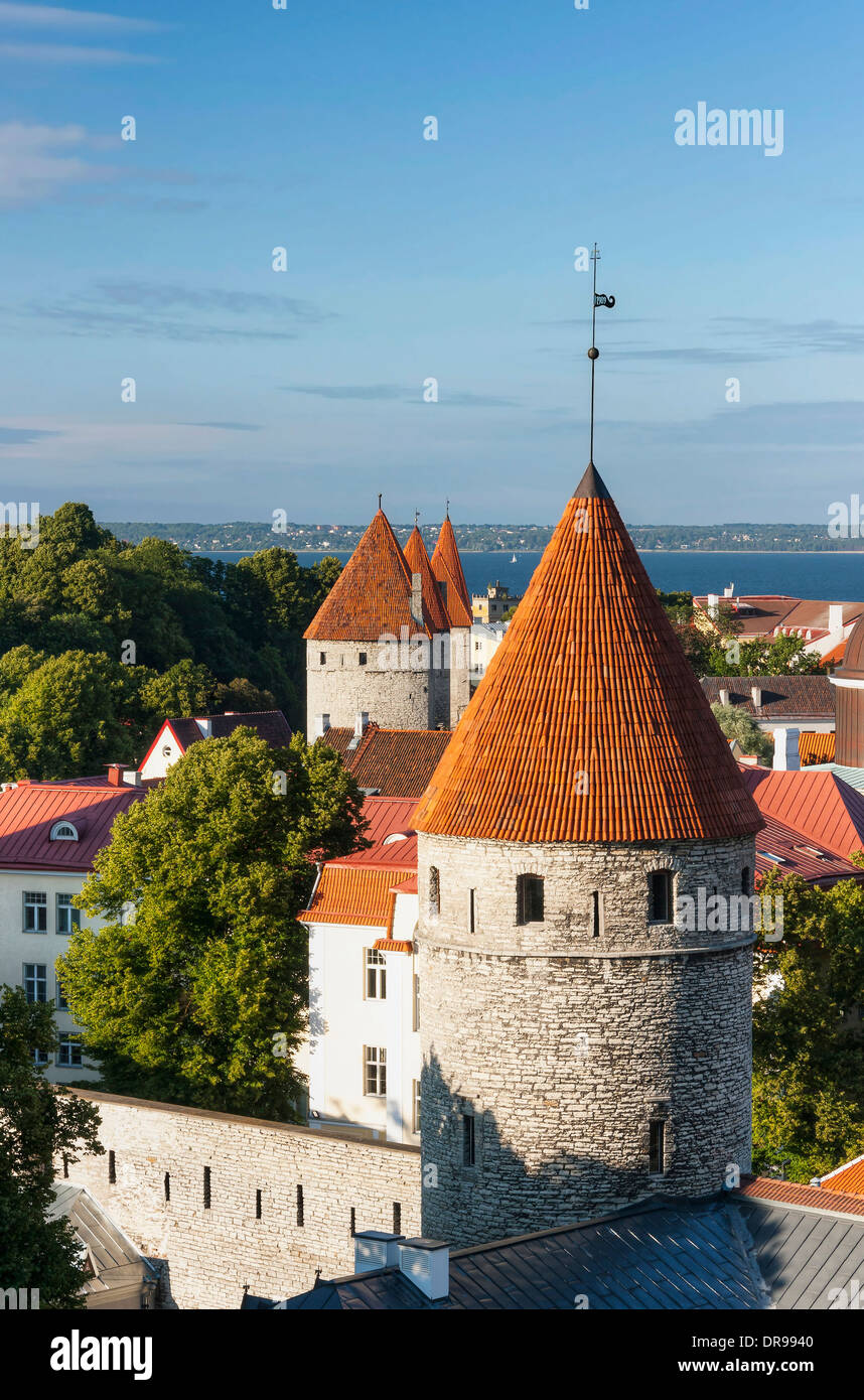 Le torri della Città Vecchia di Tallinn, Estonia in estate Foto Stock