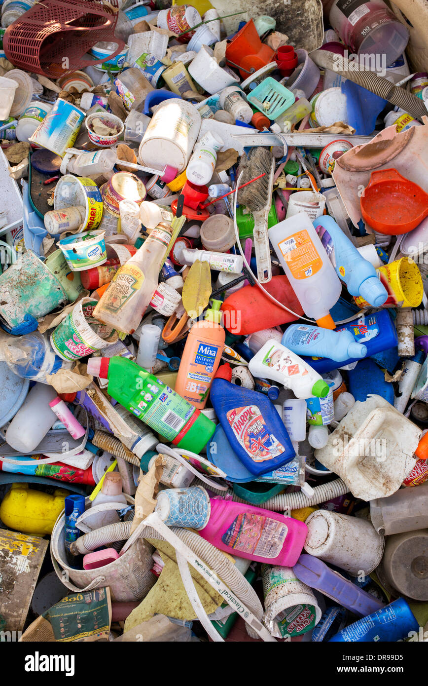 Di plastica vuote domestiche bottiglie oggetto di pratiche di dumping per il riciclaggio in India Foto Stock