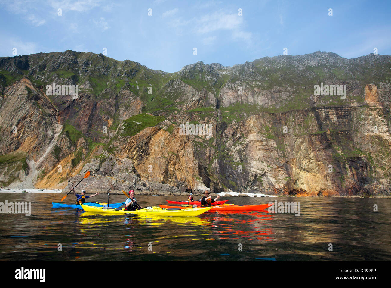 Kayak di mare al di sotto della Slieve League cliffs, County Donegal, Irlanda. Foto Stock