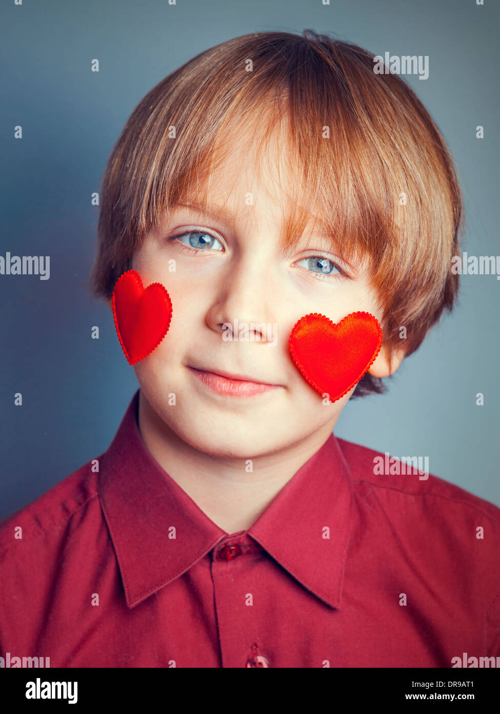 Ritratto di un ragazzo con il cuore sulla faccia Foto Stock