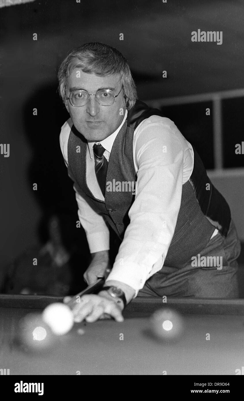 Clive Everton commentatore televisivo BBC presso l' Ambasciata World Snooker Torneo, Crucible Theatre Sheffield nei primi anni ottanta Foto Stock