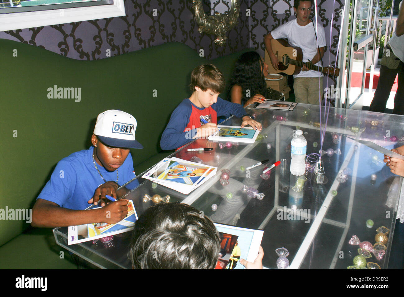 Carlon Jeffery, Jake breve, Imani Hakim e Alex Miller Teen Hollywood Stars firma autografi/Meet & Greet presso il dolce Harts Yogurt Store, 13704 Ventura Blvd Sherman Oaks, California - 23.06.12 Foto Stock