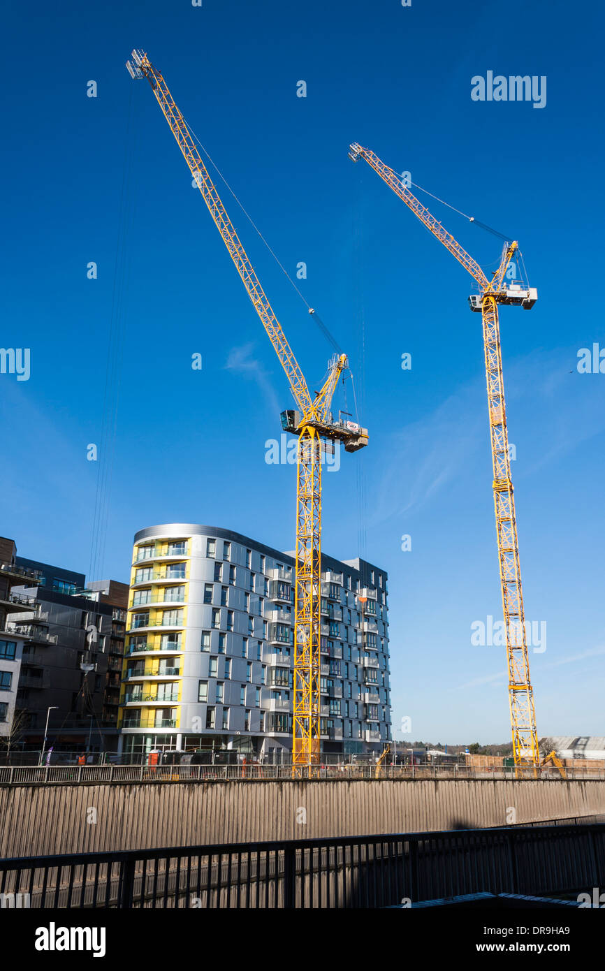 Gru al lavoro su un cantiere di costruzione di nuove case nel centro di Reading, Berkshire, Inghilterra, GB, UK. Foto Stock