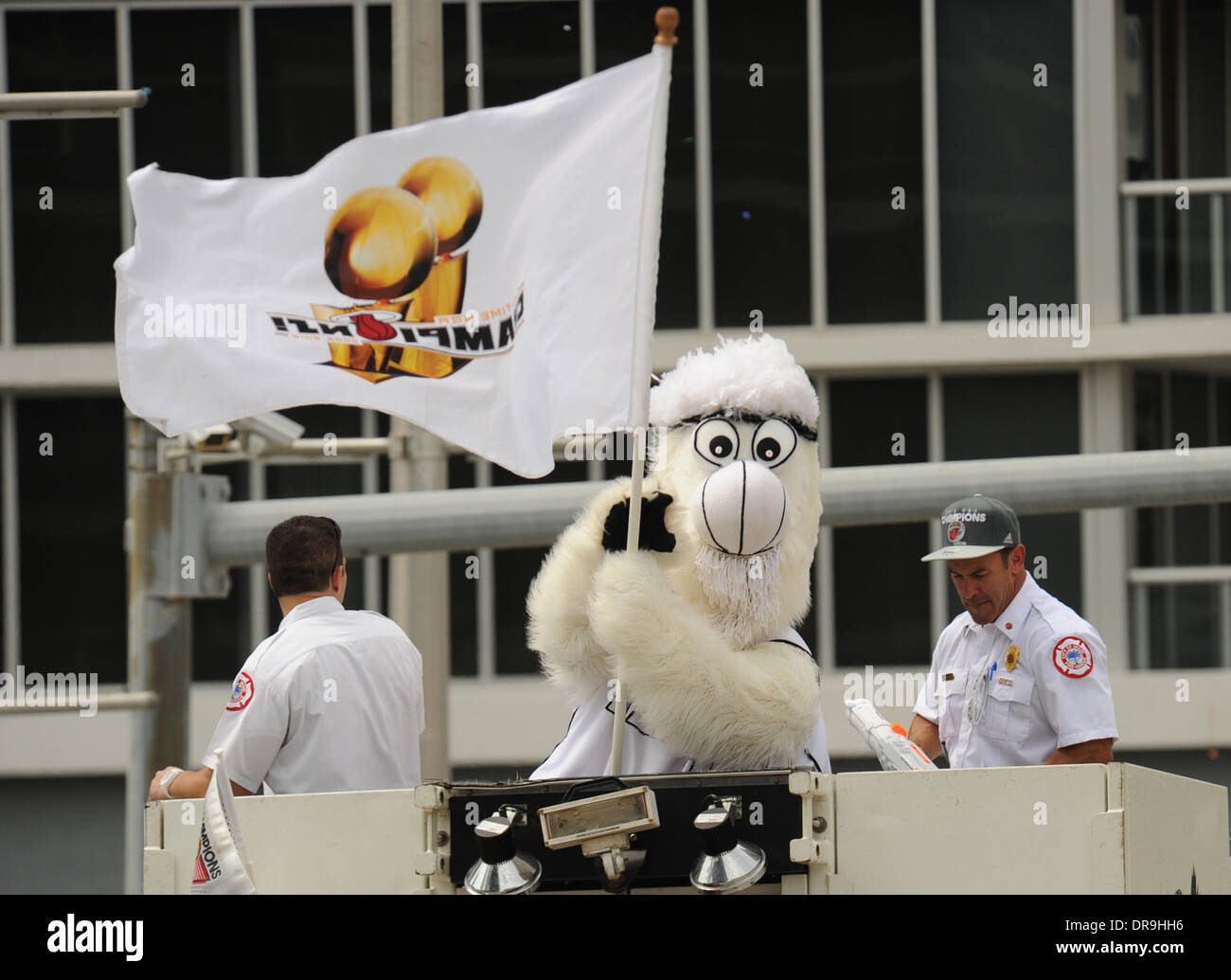 La squadra mascotte sventola una bandiera durante una Miami Heat vittoria sfilano per le strade di Miami, Florida, Stati Uniti d'America il 25 giugno 2012. Il calore ha battuto il Oklahoma Thunder per vincere il titolo NBA. Miami, Florida - 25.06.12 Foto Stock