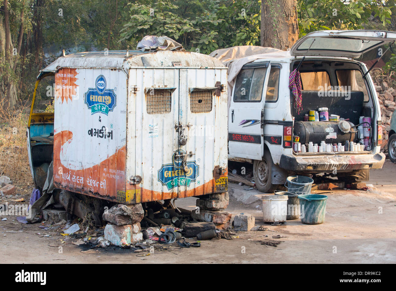 Un vecchio veicolo utilizzato come una casa in Ahmedabad, India; Foto Stock