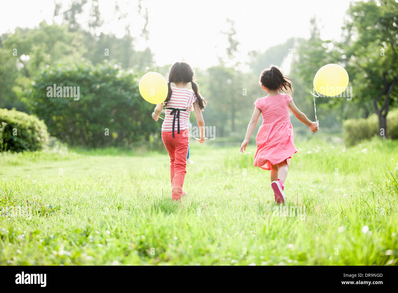 Bambini che giocano con palloncini Foto Stock