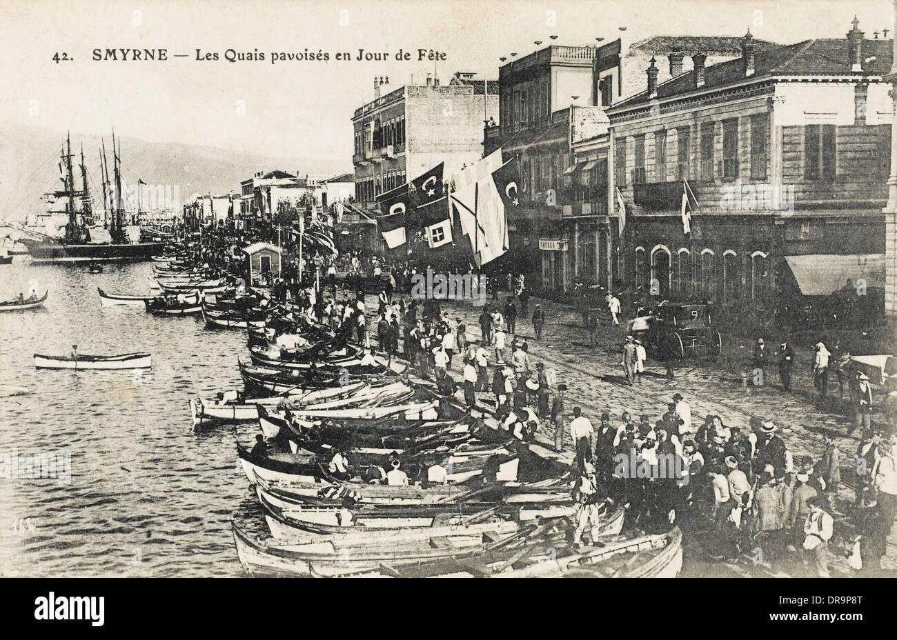 Izmir, Turchia - Quayside vestito con le bandiere Foto Stock