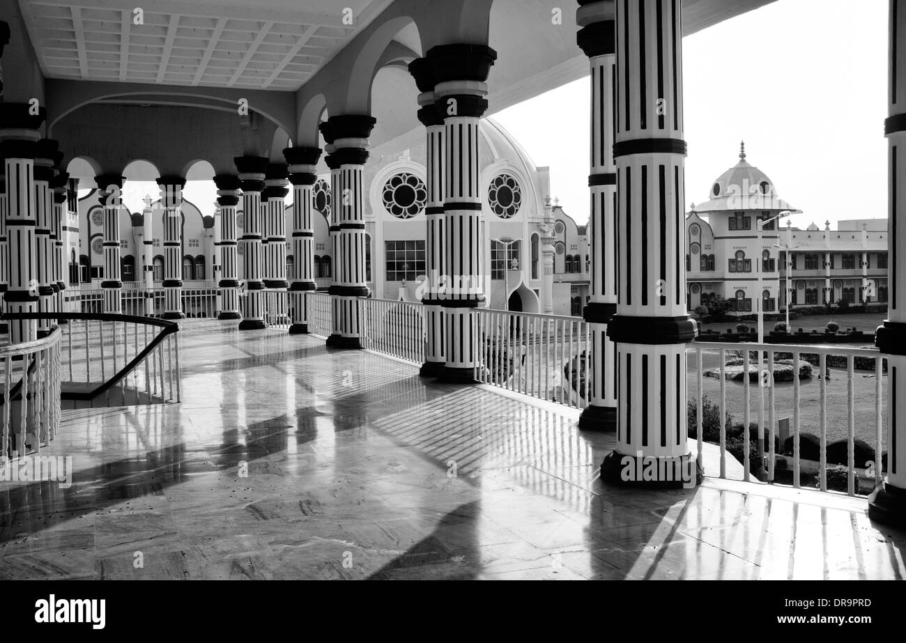 Sathya Sai Baba Super Specialty hospital. Puttaparthi, Andhra Pradesh, India. Monocromatico Foto Stock