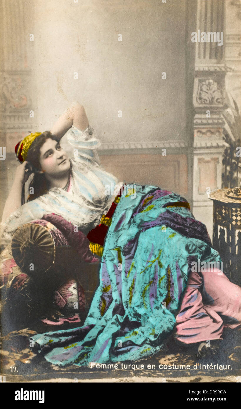 Bagno turco donna nel suo interni casa abbigliamento Foto Stock
