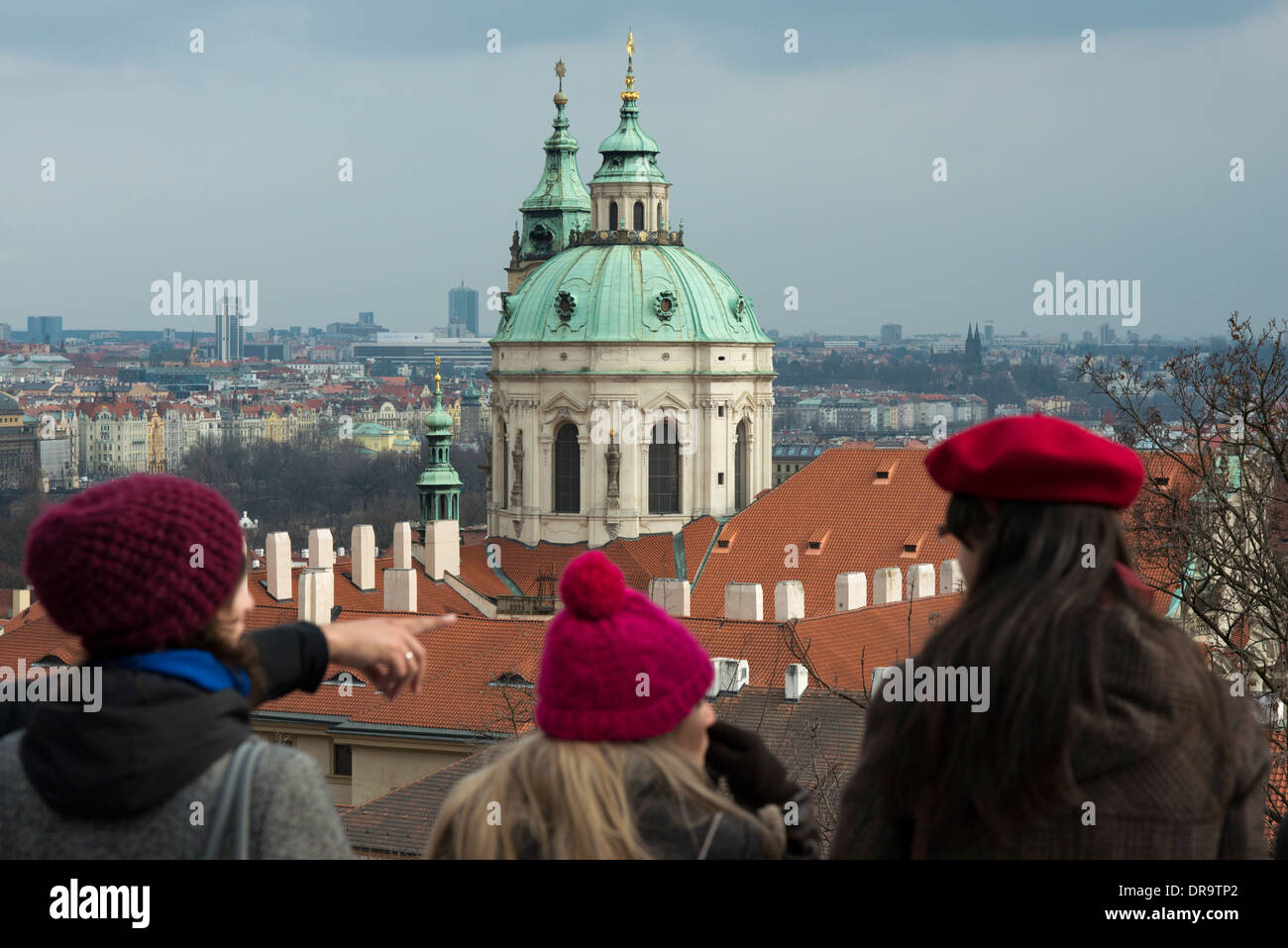 Viste della chiesa di San Nicola e il quartiere di Mala Strana dal Castello di Praga. Perdersi in Mala Strana Foto Stock