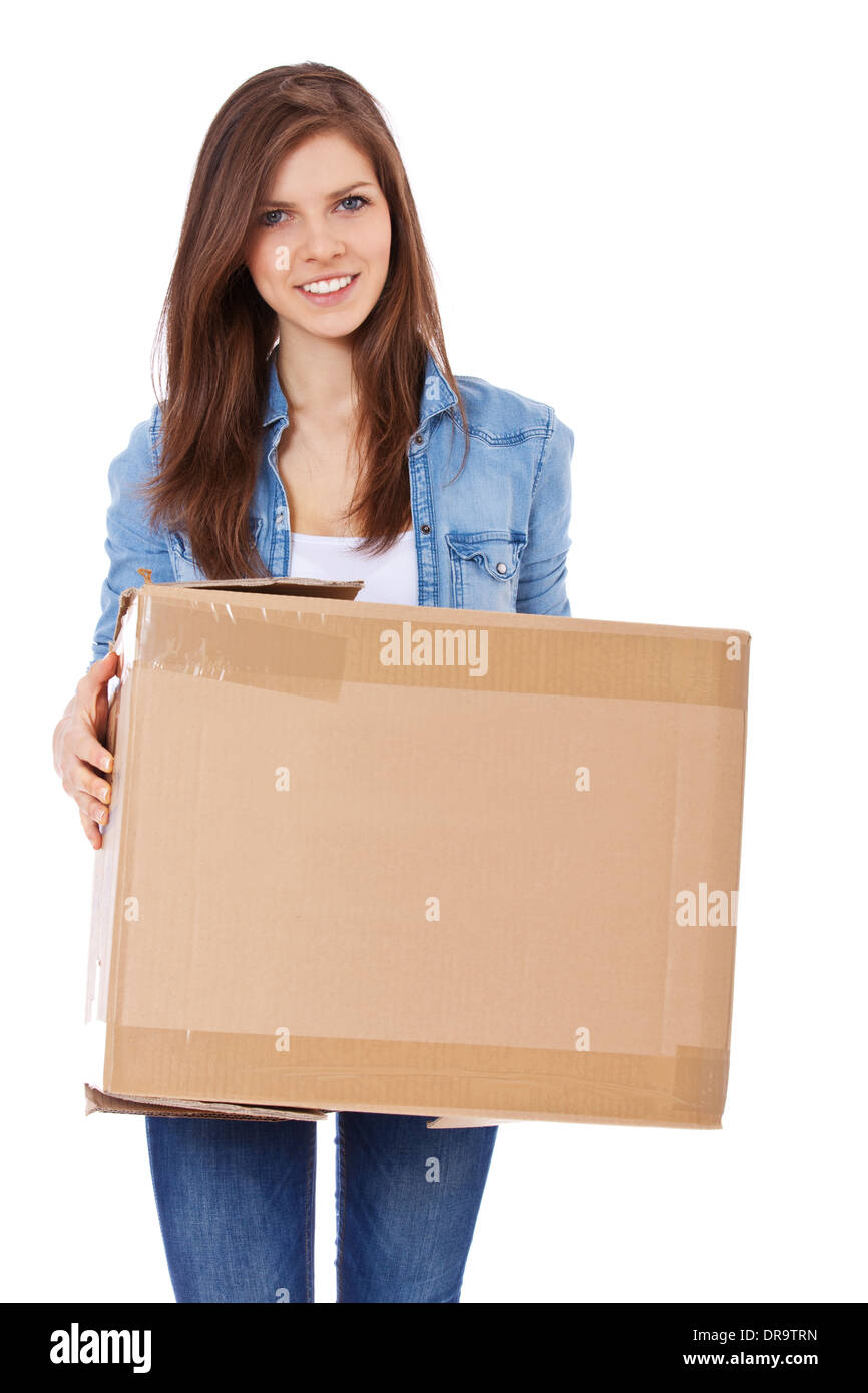Attraente ragazza adolescente con scatola di movimentazione. Tutto su sfondo bianco. Foto Stock