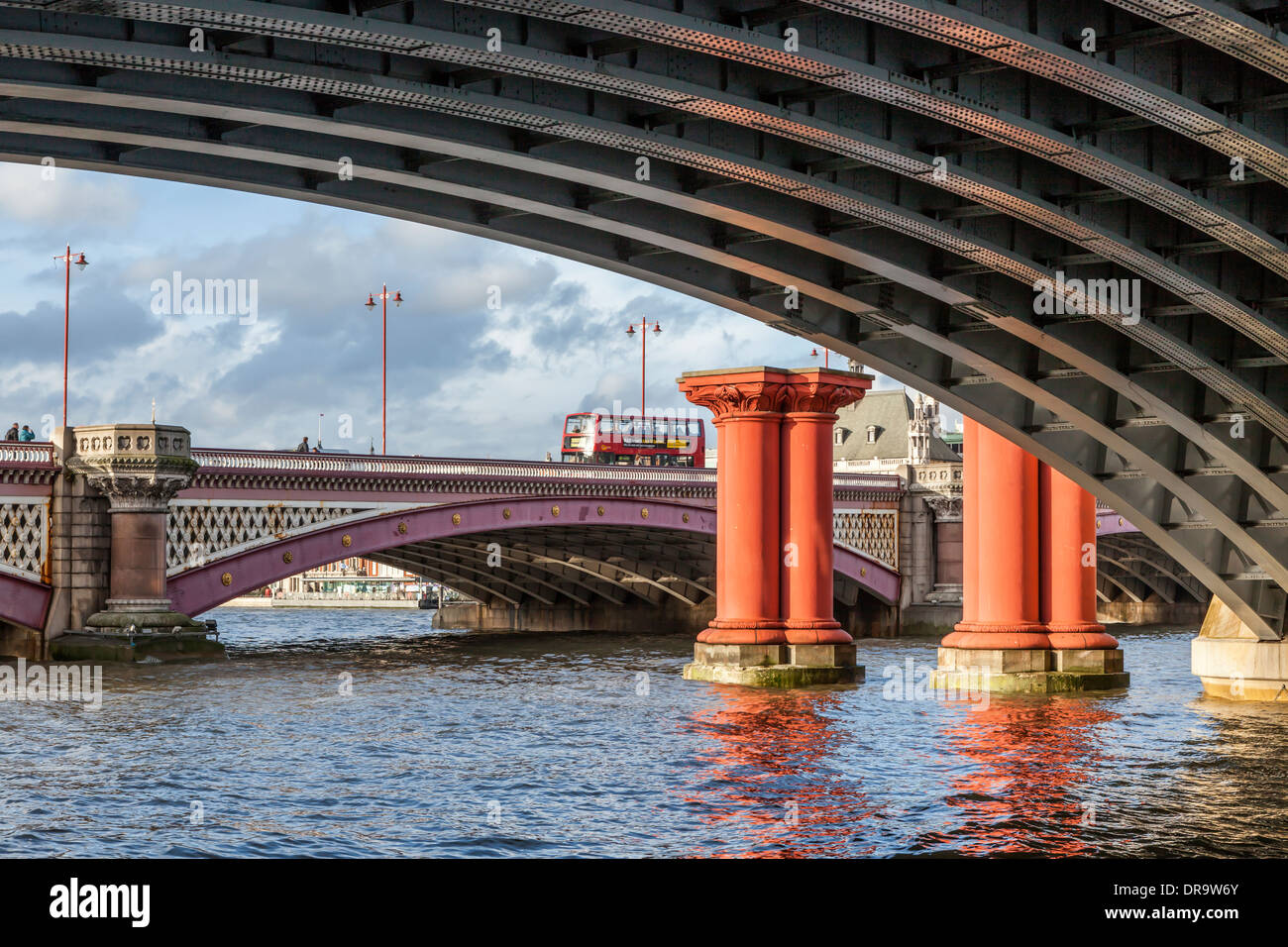 Blackfriars bridge - arcata del ponte ferroviario, battute di originale ponte ferroviario e il ponte stradale sul fiume Tamigi, Londra Foto Stock