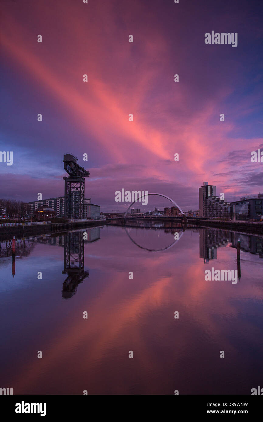 Tranquillo tramonto sul fiume Clyde a Glasgow Foto Stock