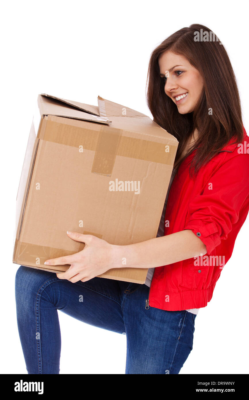 Attraente ragazza adolescente con scatola di movimentazione. Tutto su sfondo bianco. Foto Stock