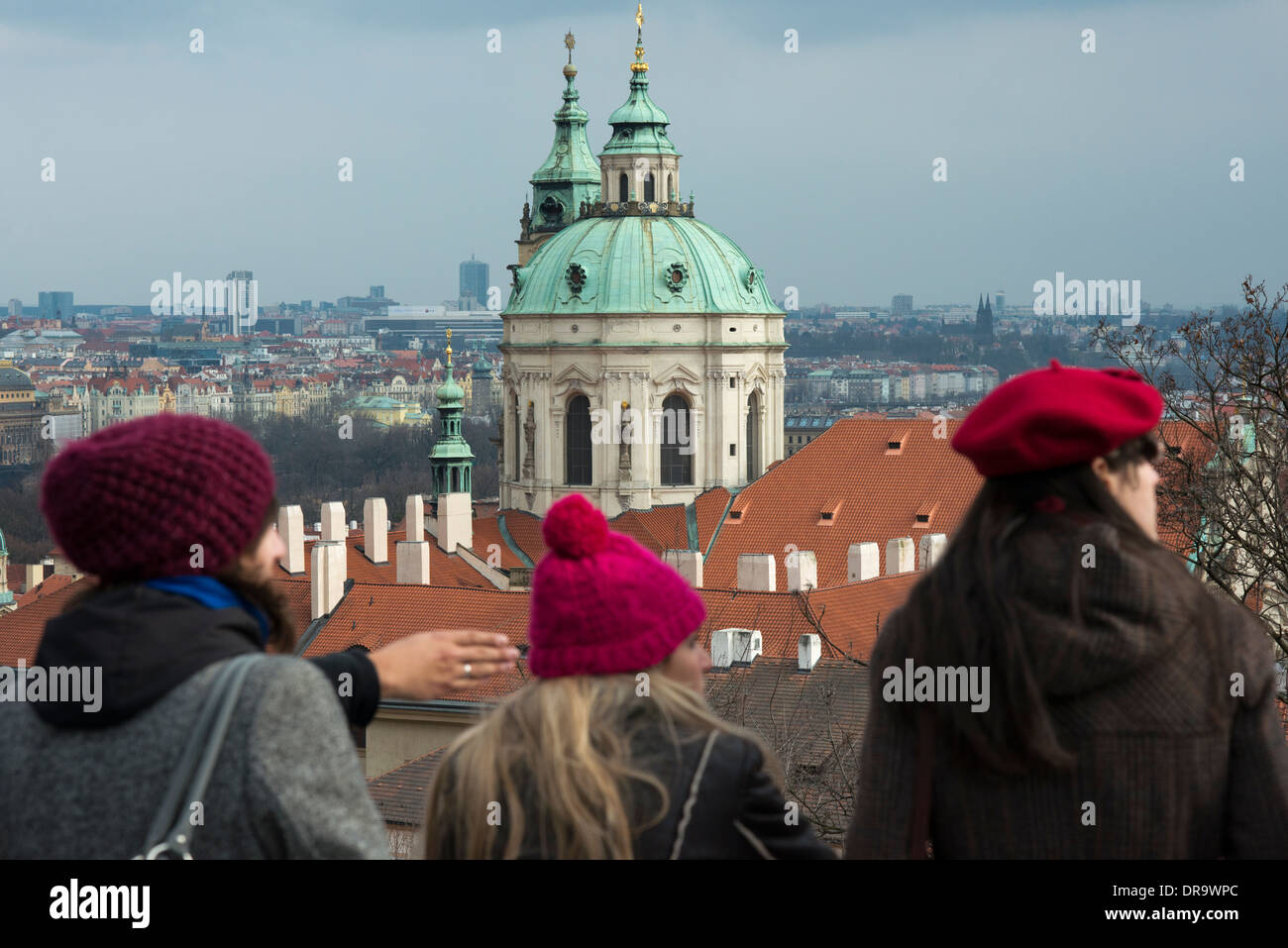 Viste della chiesa di San Nicola e il quartiere di Mala Strana dal Castello di Praga. Perdersi in Mala Strana Foto Stock