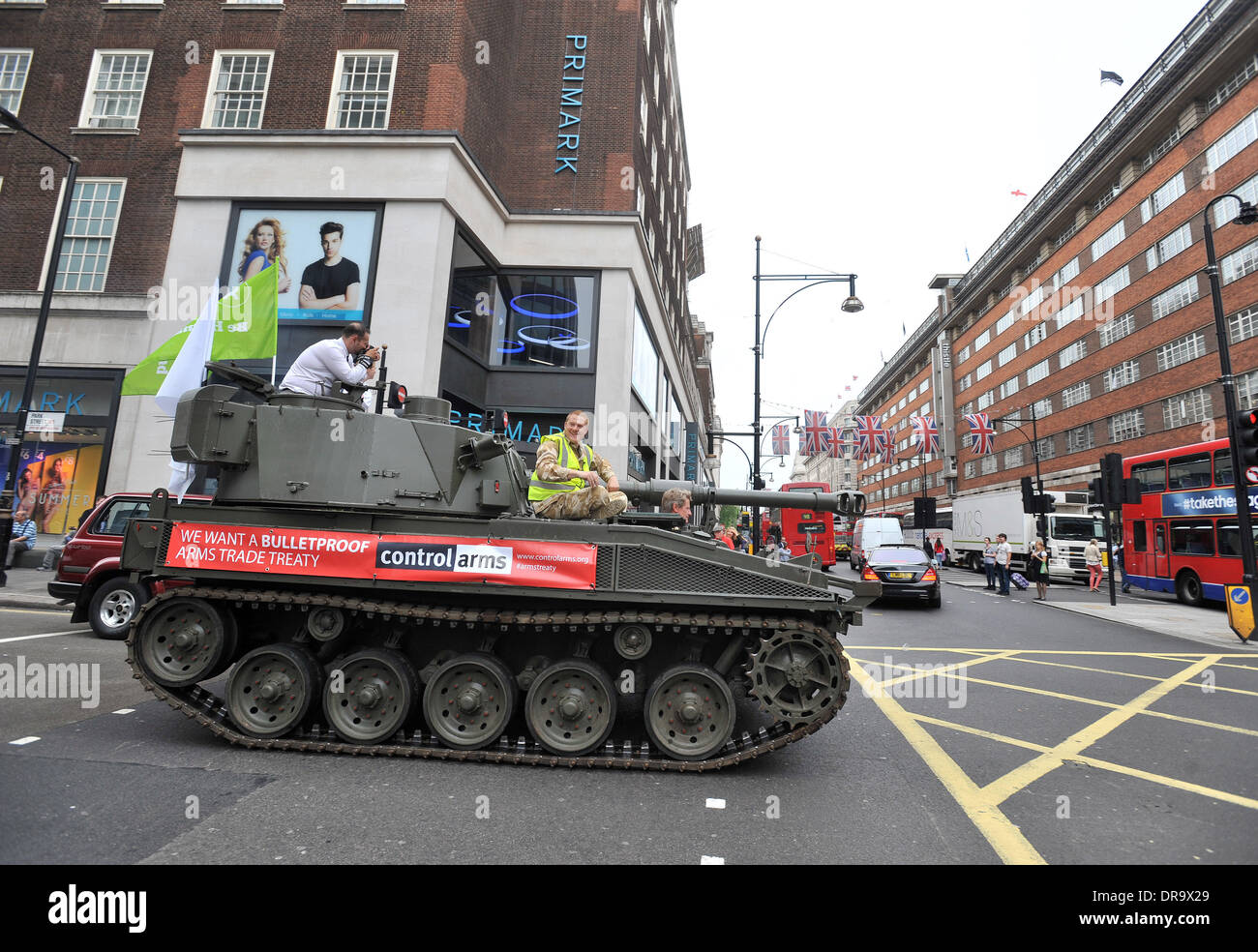 Un serbatoio aziona attraverso il centro di Londra, in Oxford Street che militano a favore del commercio di armi il regolamento. Londra, Inghilterra - 27.06.12 Foto Stock